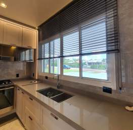 Cozinha com janela de alumínio e veneziana