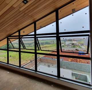 Fachada de vidro residência alto padrão